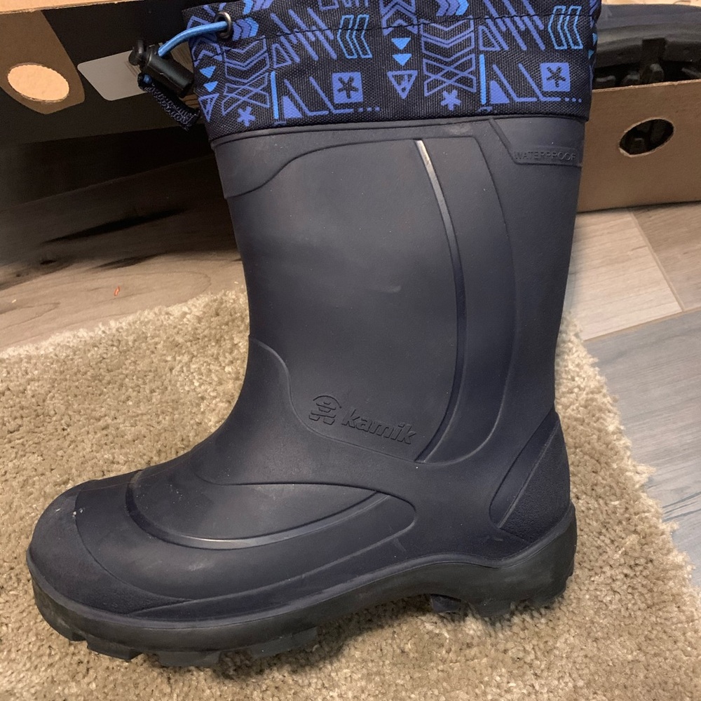 Kids size 2 snow boots